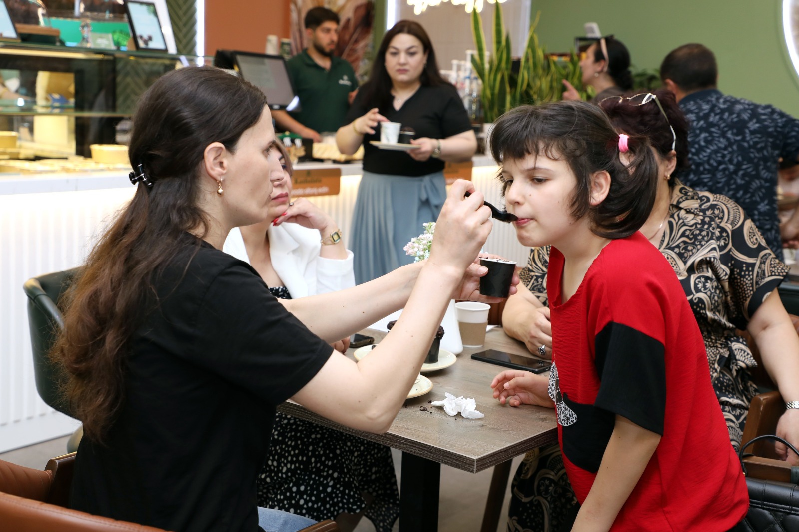 “Azəriqaz” xüsusi qayğıya ehtiyacı olan uşaqları sevindirdi - FOTOLAR 3 img 2dGZwALnO4fv2T